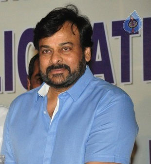 mega star chiranjeevi,wait problem,150th movie,vv vinayak,anushka,bollywood heroines,chiranjeevi 150th movie updates  చిరు త‌గ్గితే కానీ మొద‌ల‌వ్వ‌ద‌ట‌..!